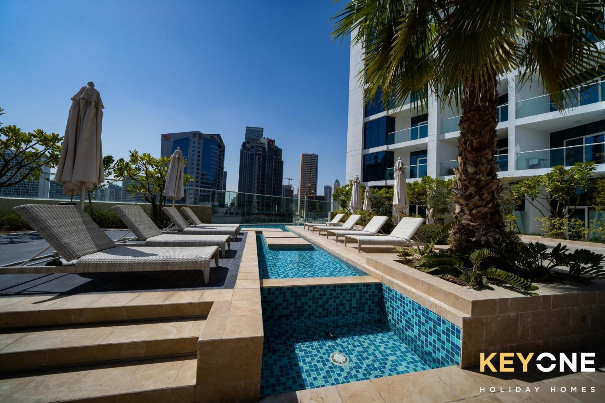 Sleek Studio In Prive With Stunning Canal View Dubai Buitenkant foto
