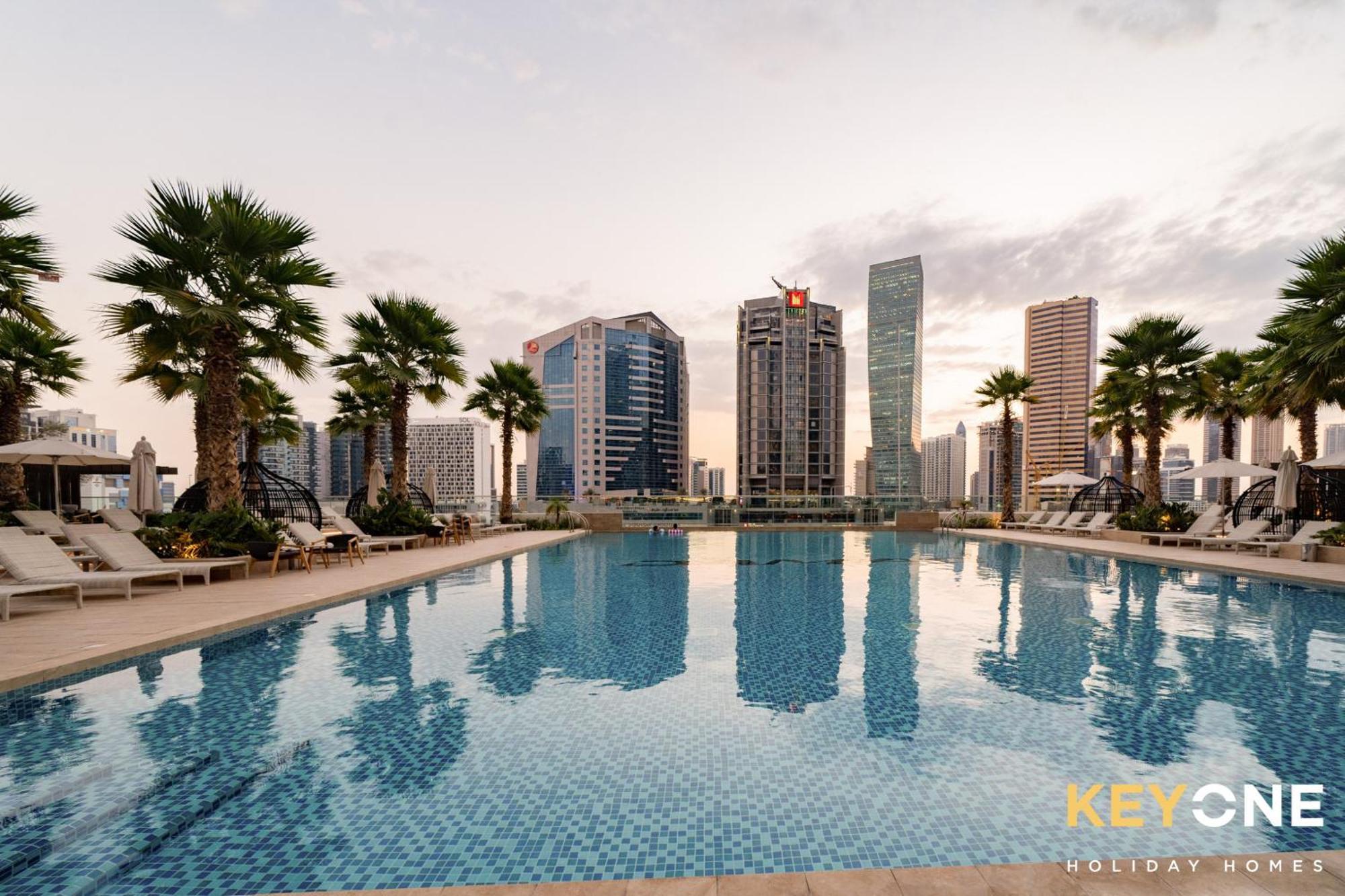 Sleek Studio In Prive With Stunning Canal View Dubai Buitenkant foto