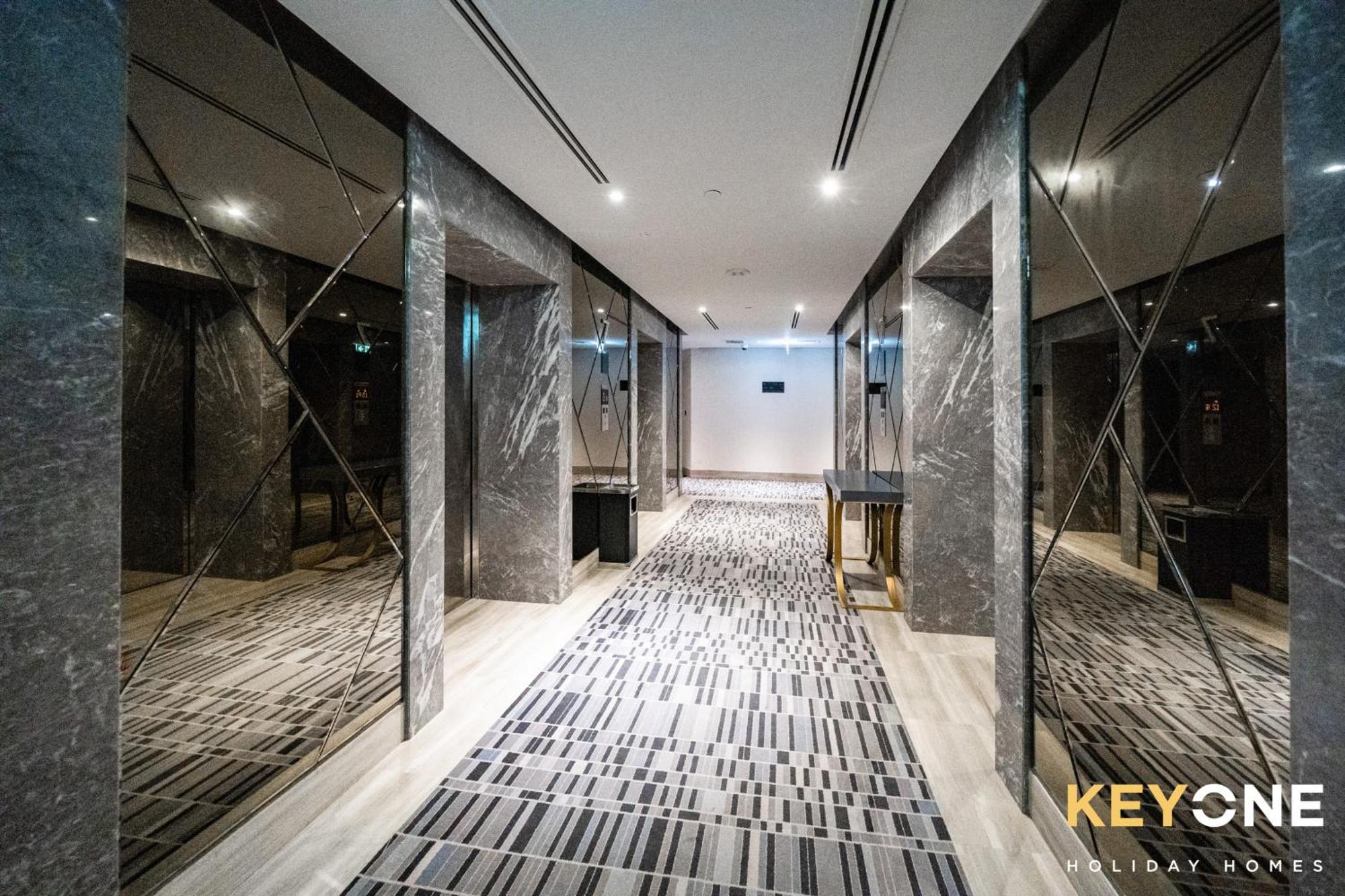 Sleek Studio In Prive With Stunning Canal View Dubai Buitenkant foto