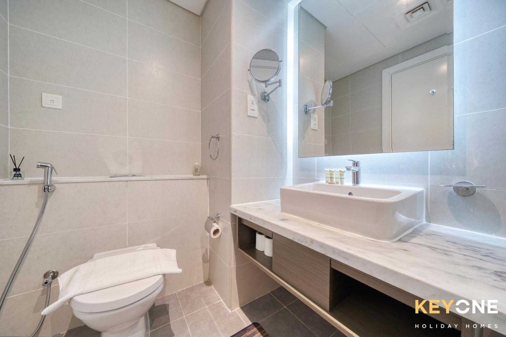 Sleek Studio In Prive With Stunning Canal View Dubai Buitenkant foto