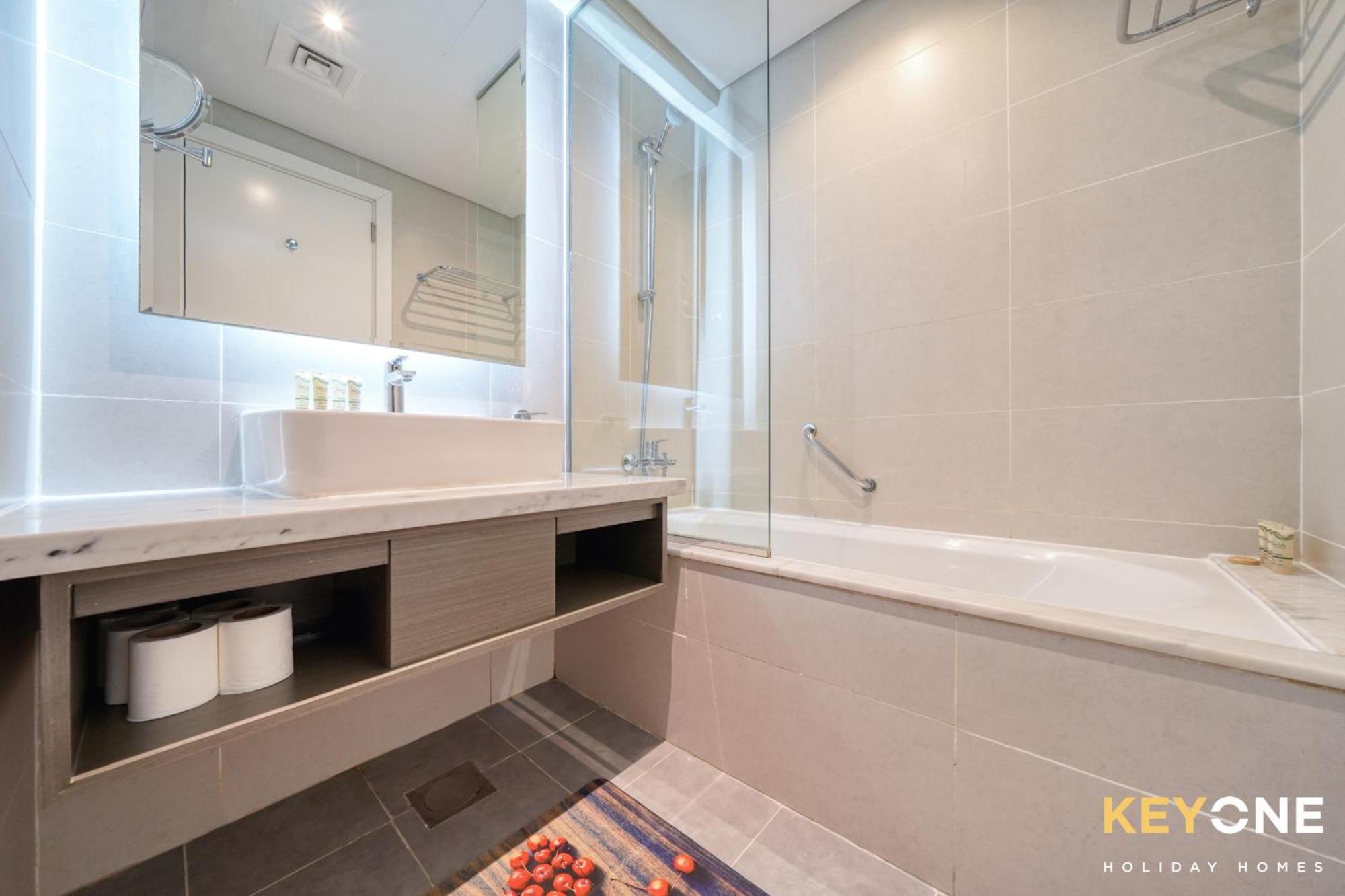 Sleek Studio In Prive With Stunning Canal View Dubai Buitenkant foto