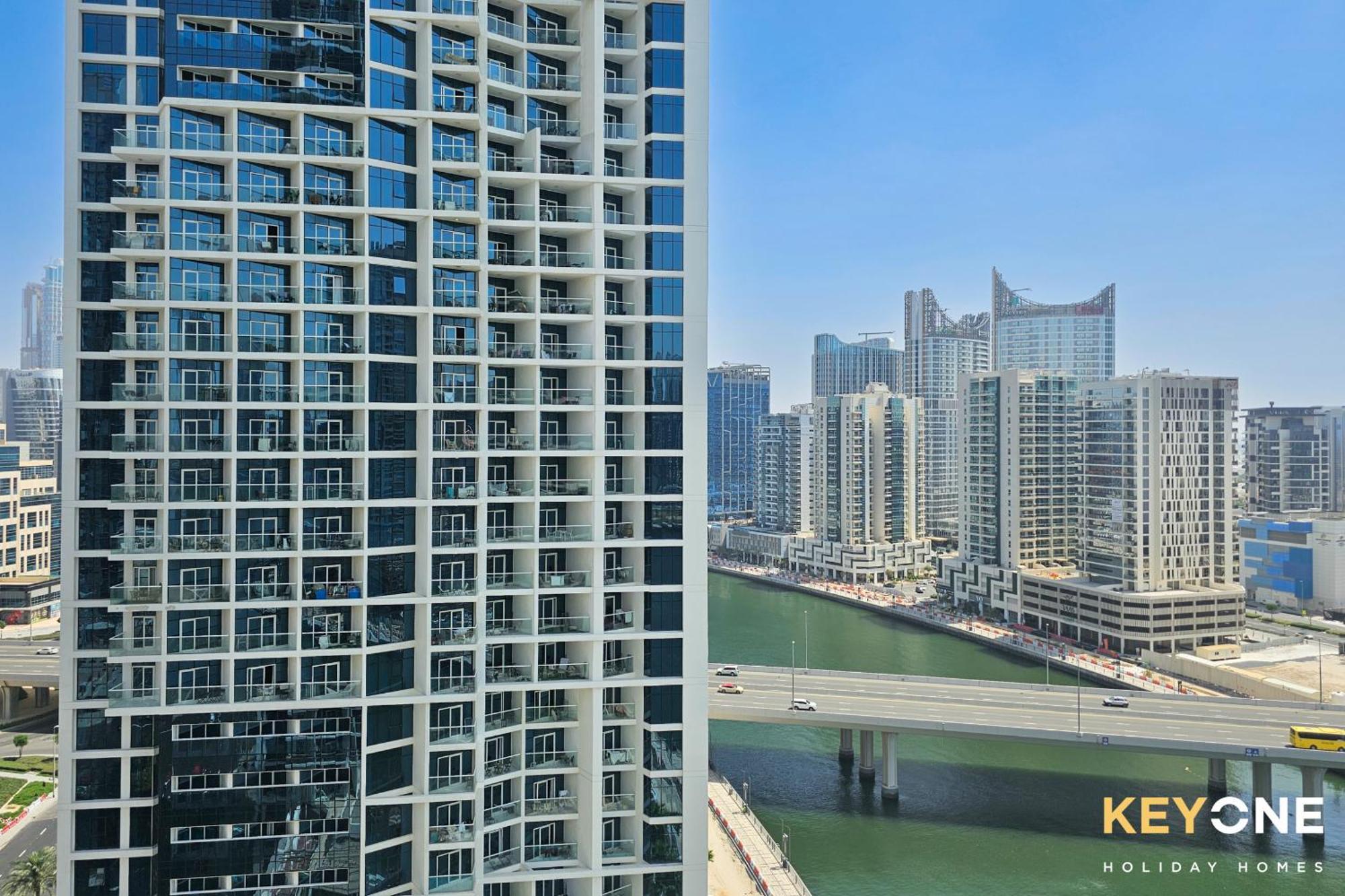 Sleek Studio In Prive With Stunning Canal View Dubai Buitenkant foto