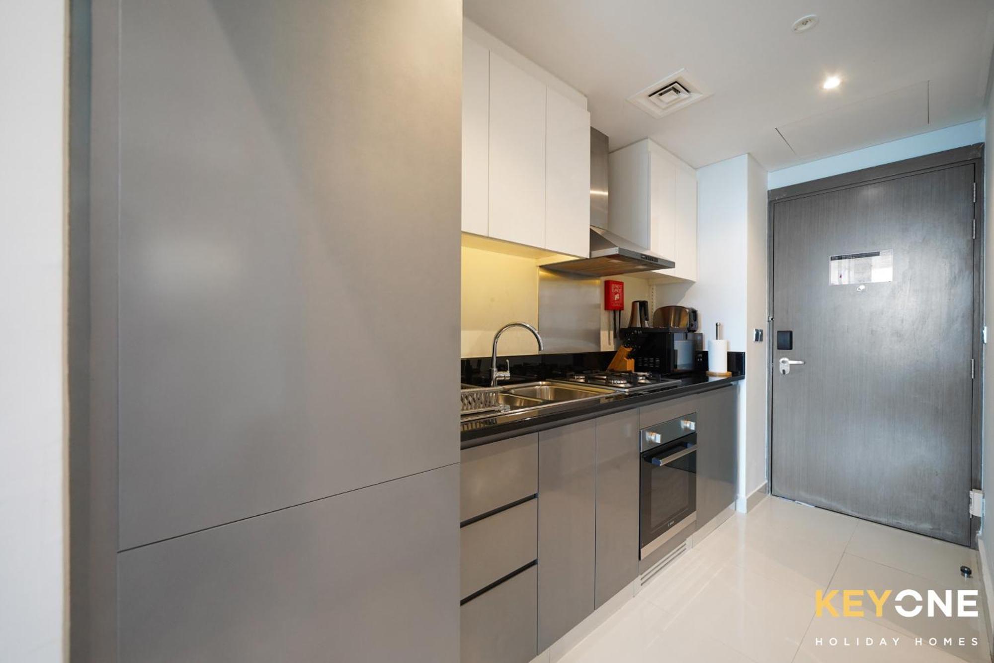 Sleek Studio In Prive With Stunning Canal View Dubai Buitenkant foto