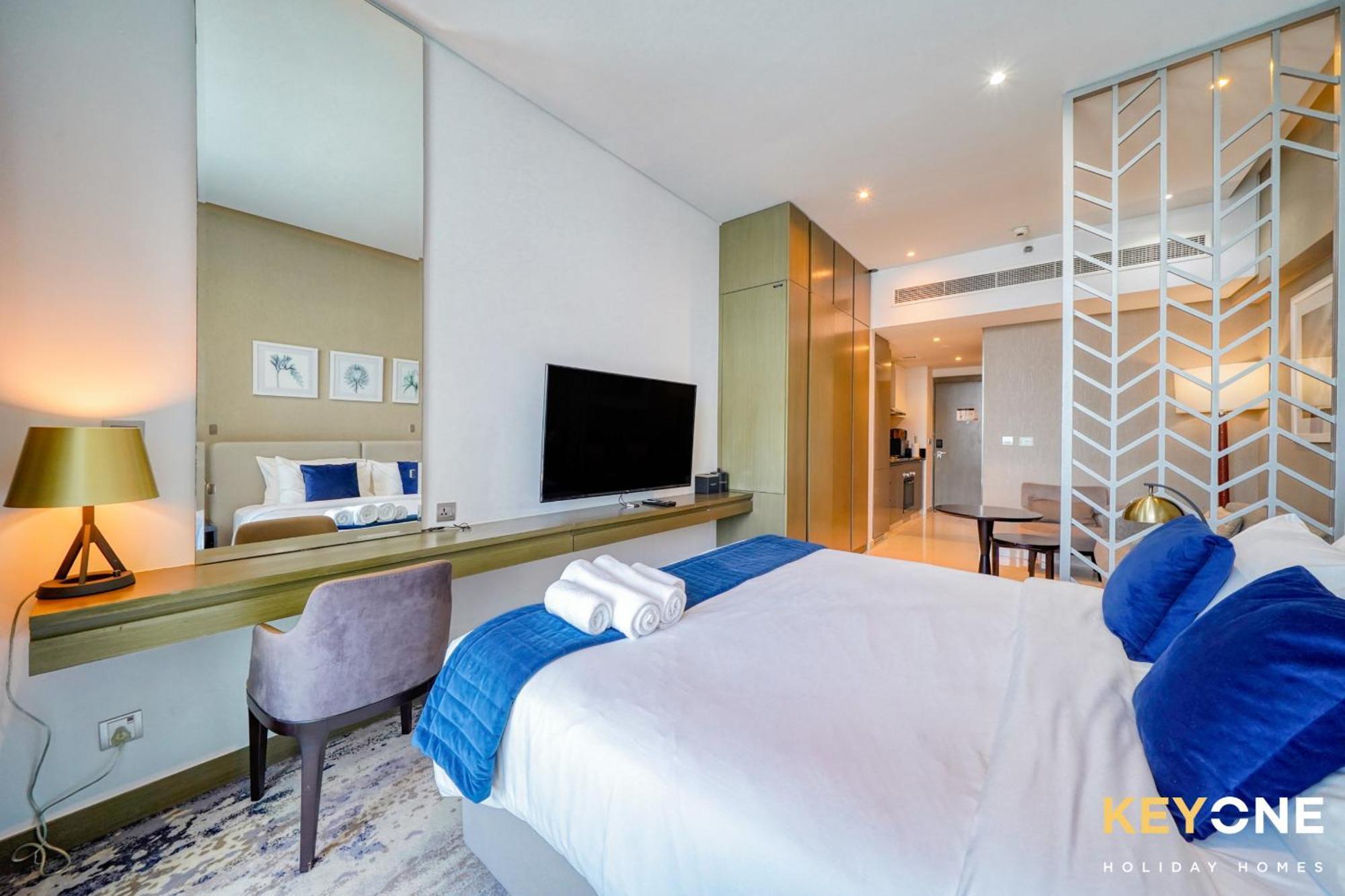 Sleek Studio In Prive With Stunning Canal View Dubai Buitenkant foto